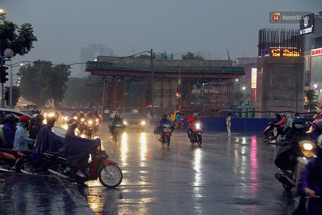 Ảnh hưởng bão số 2 khiến Hà Nội mưa trắng xoá, gió quật nghiêng người - Ảnh 20.
