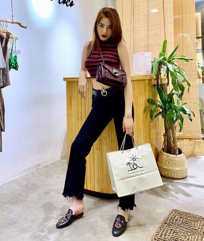 Nghịch l&yacute; showbiz: Người d&aacute;t đồ hiệu nh&igrave;n như h&agrave;ng chợ, người mặc đồ b&igrave;nh d&acirc;n lại sang xịn chẳng thua ai - Ảnh 5.