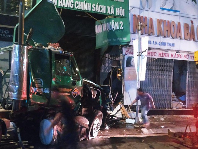 TP.HCM: Xe container lao vào ngân hàng rồi tông sập nhà dân có nhiều người đang ngủ - Ảnh 1.