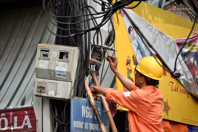 Người dân ngã sóng soài giữa dòng nước ngập trên đường phố Hà Nội sau cơn mưa - Ảnh 19.