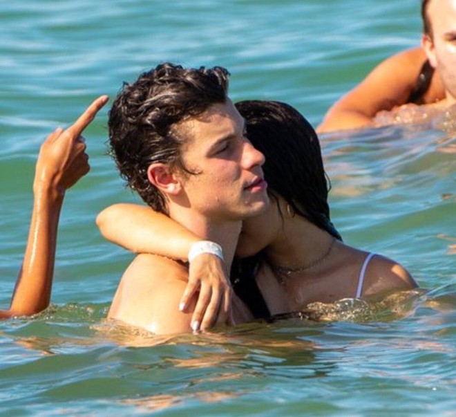 Cặp đôi Shawn và Camila lại phá đảo MXH với chùm ảnh đi bơi cũng phải khóa môi cho cả thế giới thấy mới chịu! - Ảnh 4.