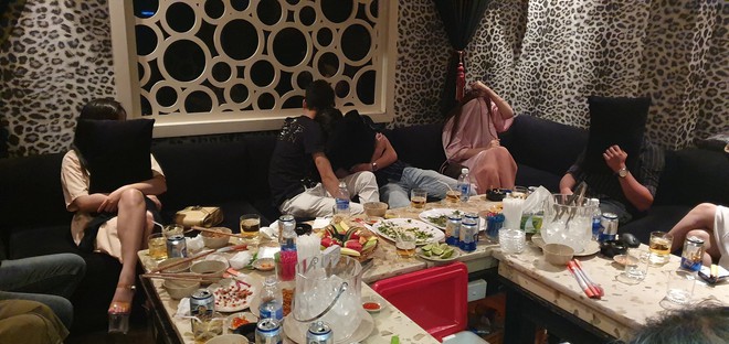 Ph&aacute;t hiện nữ tiếp vi&ecirc;n nh&iacute; 13 tuổi trong tụ điểm ăn chơi nổi tiếng S&agrave;i G&ograve;n - Ảnh 9.