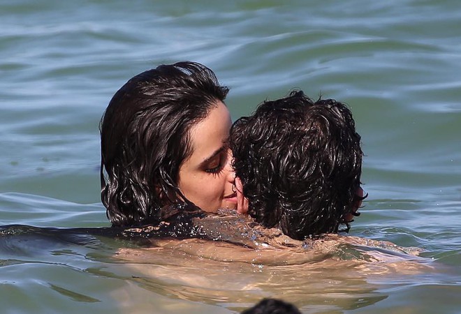 Cặp đôi Shawn và Camila lại phá đảo MXH với chùm ảnh đi bơi cũng phải khóa môi cho cả thế giới thấy mới chịu! - Ảnh 3.