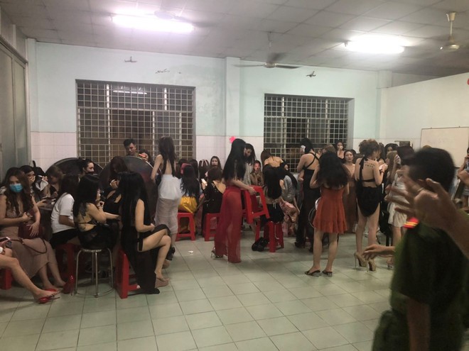 Ph&aacute;t hiện nữ tiếp vi&ecirc;n nh&iacute; 13 tuổi trong tụ điểm ăn chơi nổi tiếng S&agrave;i G&ograve;n - Ảnh 2.