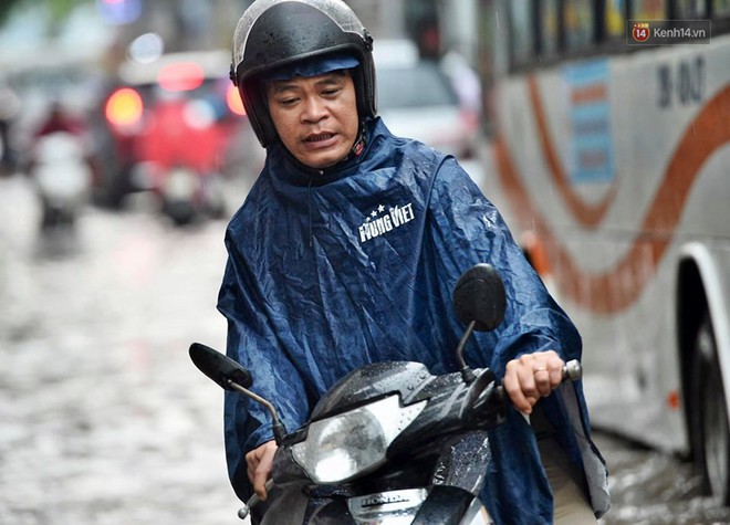 Người dân ngã sóng soài giữa dòng nước ngập trên đường phố Hà Nội sau cơn mưa - Ảnh 14.