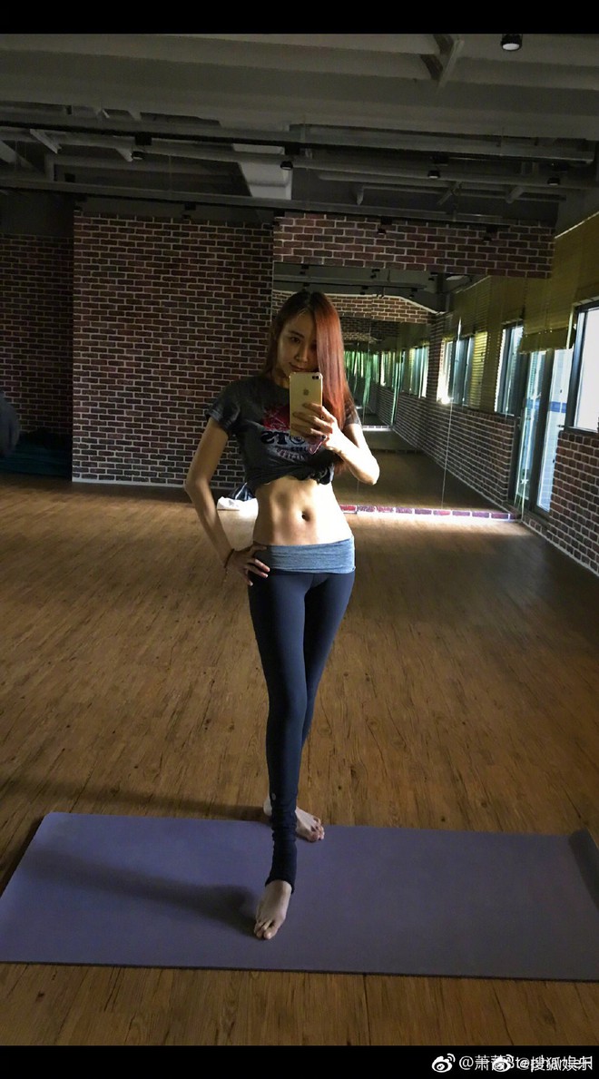 Body U55 của thảm hoạ thẩm mỹ xứ Đ&agrave;i g&acirc;y b&atilde;o: B&oacute;ng lưng khoe eo thon đ&aacute;ng kinh ngạc chấp cả thiếu nữ đ&ocirc;i mươi - Ảnh 7.