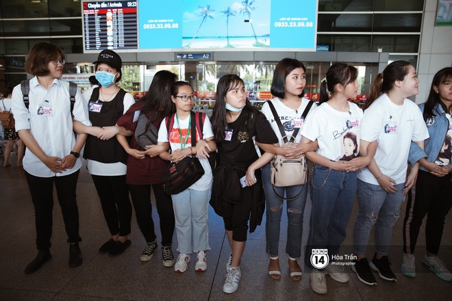 Mỹ nhân Chiếc lá bay Baifern đẹp cực phẩm, diện áo trễ nải khoe vai gầy gợi cảm giữa đám đông fan Việt tại sân bay Tân Sơn Nhất - Ảnh 15.