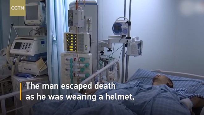 Bị xe tải c&aacute;n qua đầu, shipper sống s&oacute;t kỳ diệu nhờ đội mũ bảo hiểm xịn - Ảnh 3.