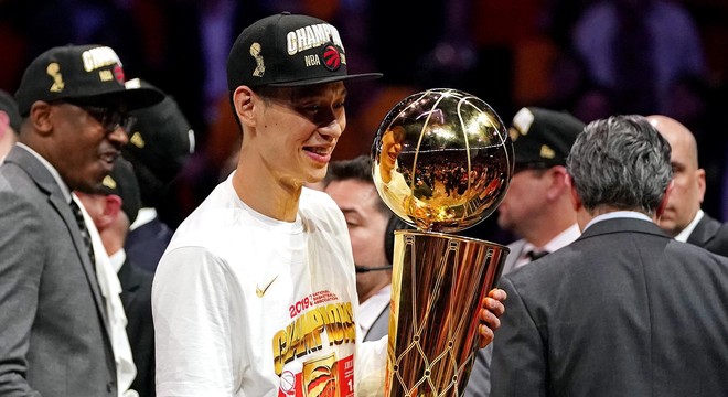 Vừa trở thành cầu thủ gốc Á đạt danh hiêu vô địch NBA, Jeremy Lin bật khóc trên sóng truyền hình vì bị ruồng bỏ - Ảnh 2.