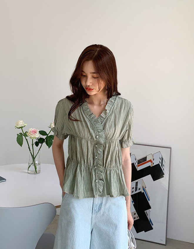 4 mẫu áo blouse chống chỉ định chị em diện đi làm bởi kiểu thì hở hang quá, kiểu thì “bô nhếch” kém sang - Ảnh 1.