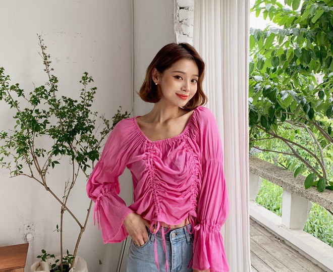 4 mẫu áo blouse chống chỉ định chị em diện đi làm bởi kiểu thì hở hang quá, kiểu thì “bô nhếch” kém sang - Ảnh 2.