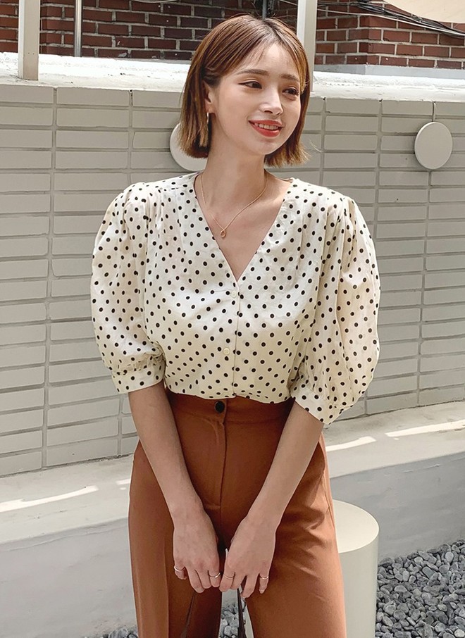 4 mẫu áo blouse chống chỉ định chị em diện đi làm bởi kiểu thì hở hang quá, kiểu thì “bô nhếch” kém sang - Ảnh 11.