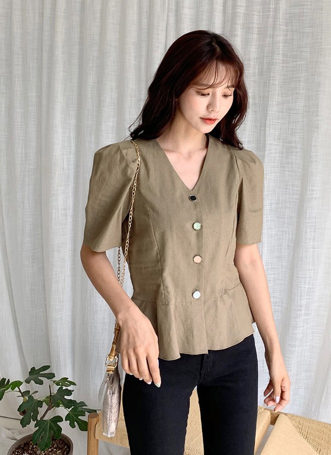 4 mẫu áo blouse chống chỉ định chị em diện đi làm bởi kiểu thì hở hang quá, kiểu thì “bô nhếch” kém sang - Ảnh 15.