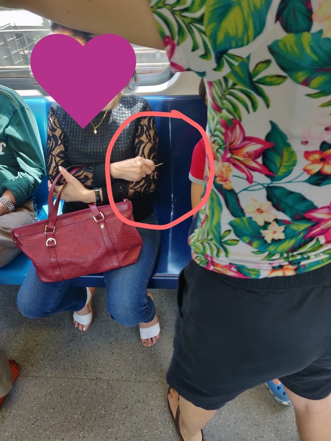 Đi t&agrave;u đ&ocirc;ng đ&uacute;c m&agrave; kh&ocirc;ng muốn ai đụng v&agrave;o m&igrave;nh, nam h&agrave;nh kh&aacute;ch b&agrave;y tr&ograve; qu&aacute;i đản khiến cộng đồng mạng phản ứng dữ dội - Ảnh 3.