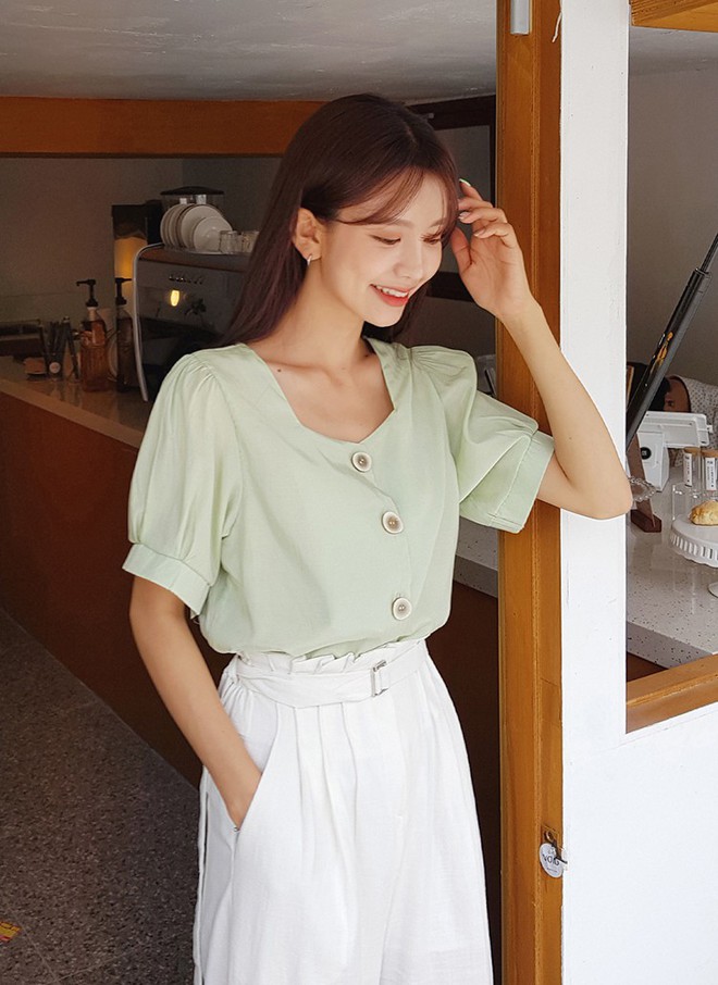 4 mẫu áo blouse chống chỉ định chị em diện đi làm bởi kiểu thì hở hang quá, kiểu thì “bô nhếch” kém sang - Ảnh 3.