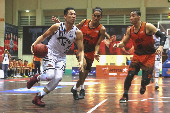 Ném cháy rổ Danang Dragons ở hiệp 4, Thang Long Warriors ca khúc khải hoàn ngay tại NTĐ Quân khu 5 - Ảnh 3.