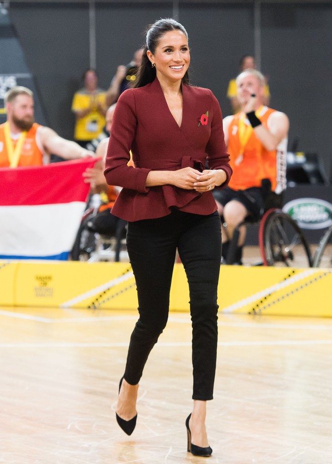 C&ugrave;ng một kiểu &aacute;o: bạn muốn tươi trẻ thanh lịch th&igrave; học theo C&ocirc;ng nương Meghan, th&iacute;ch sang trọng th&igrave; tham khảo C&ocirc;ng nương Mary - Ảnh 6.