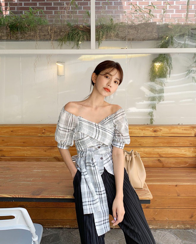 4 mẫu áo blouse chống chỉ định chị em diện đi làm bởi kiểu thì hở hang quá, kiểu thì “bô nhếch” kém sang - Ảnh 6.