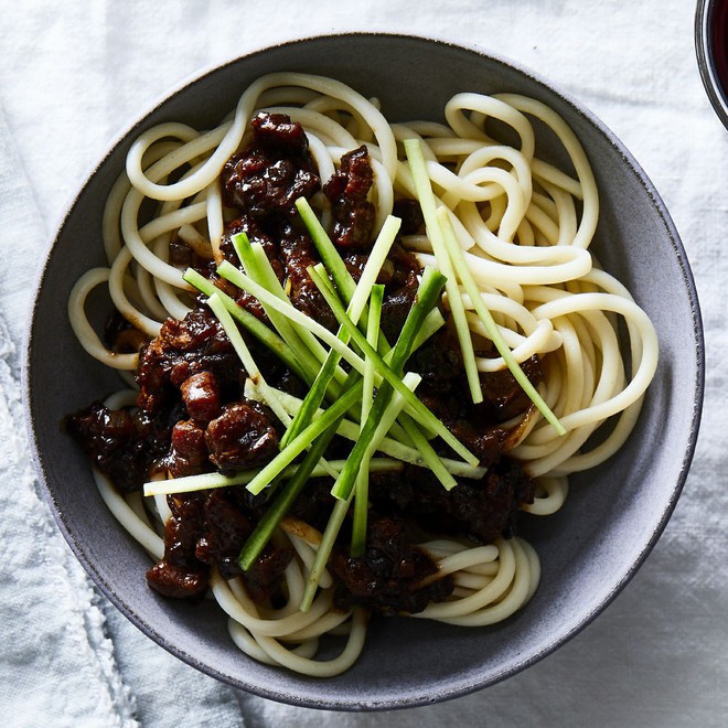 Biết là mì tương đen (jjajangmyeon ) ngon, nhưng câu chuyện ứa nước mắt đằng sau mới khiến nó nổi tiếng đến vậy - Ảnh 4.