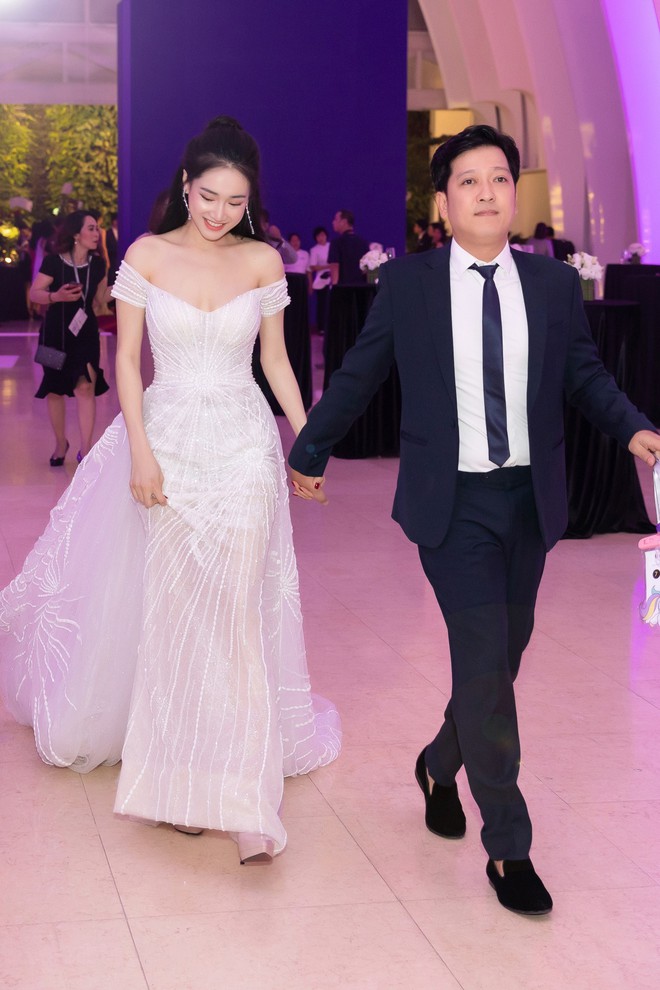 Chẳng cần hở bạo, chỉ cần diện đồ sương sương l&agrave; c&aacute;c mỹ nh&acirc;n Vbiz đ&atilde; khoe triệt để v&ograve;ng một căng tr&agrave;n đến ngộp thở - Ảnh 3.