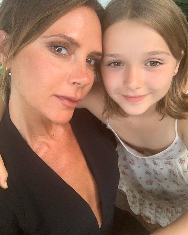 Chụp selfie bên mẹ Victoria Beckham, Harper xinh xắn đến nỗi fan đồng loạt thốt lên: Mỹ nhân tương lai đây rồi! - Ảnh 1.