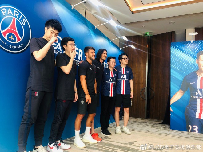 Sang Trung Quốc thăm đội tuyển Esports, cặp cầu thủ của đội bóng giàu có bậc nhất thế giới bị thử tài với bộ môn mất vệ sinh - Ảnh 3.