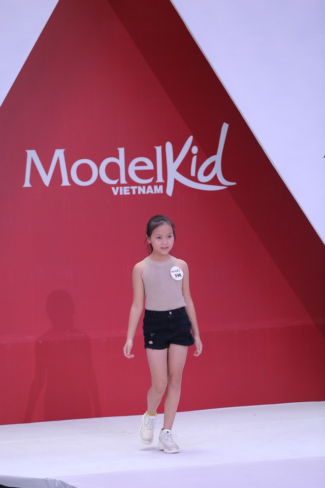 Model Kid Vietnam: Tại sao trẻ em cứ phải son phấn, mặc đồ người lớn mới được công nhận là người mẫu? - Ảnh 14.