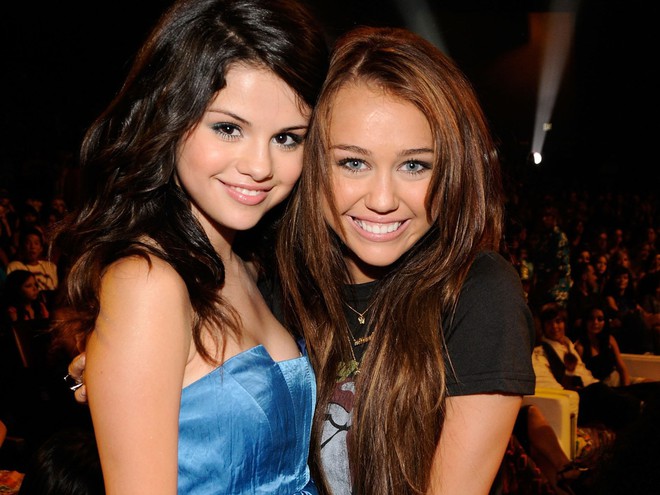 2 công chúa đối lập của Disney Miley Cyrus và Selena Gomez: Kẻ nổi loạn tìm được hoàng tử, người giờ vẫn lẻ bóng cô đơn - Ảnh 2.