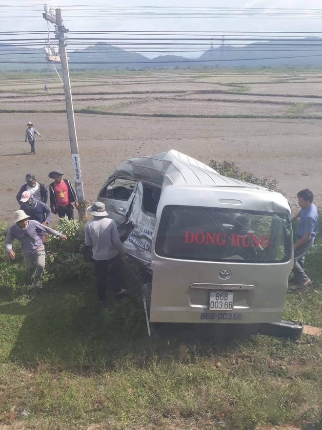 Bình Thuận: Ô tô bị tàu hoả tông văng khi đi qua đường sắt, 3 người tử vong trong đó có trẻ em - Ảnh 1.