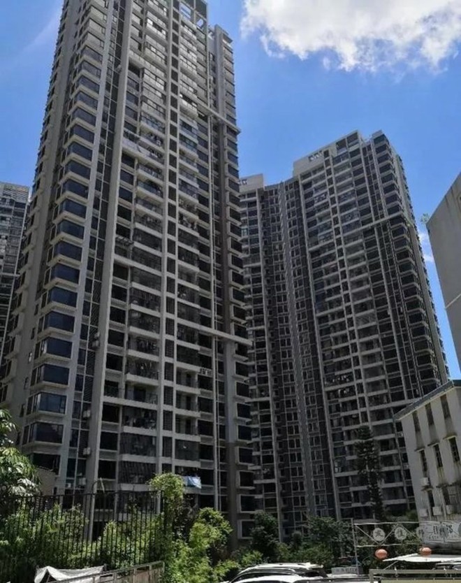 Bỏ con 2 tuổi ngủ ở nh&agrave; để... đi l&agrave;m t&oacute;c, mẹ quay về g&agrave;o kh&oacute;c khi thấy thi thể kh&ocirc;ng to&agrave;n vẹn của con rơi từ tầng 31 xuống - Ảnh 1.