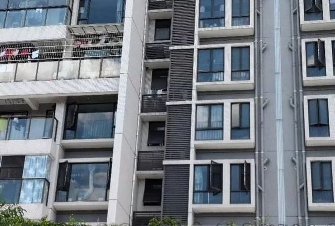 Bỏ con 2 tuổi ngủ ở nh&agrave; để... đi l&agrave;m t&oacute;c, mẹ quay về g&agrave;o kh&oacute;c khi thấy thi thể kh&ocirc;ng to&agrave;n vẹn của con rơi từ tầng 31 xuống - Ảnh 3.