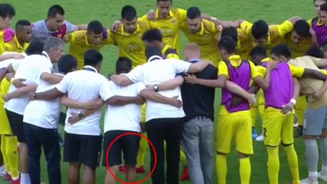 Cầu thủ Thái Lan có hành động vô cùng phản cảm, khiến cộng đồng mạng phẫn nộ - Ảnh 2.