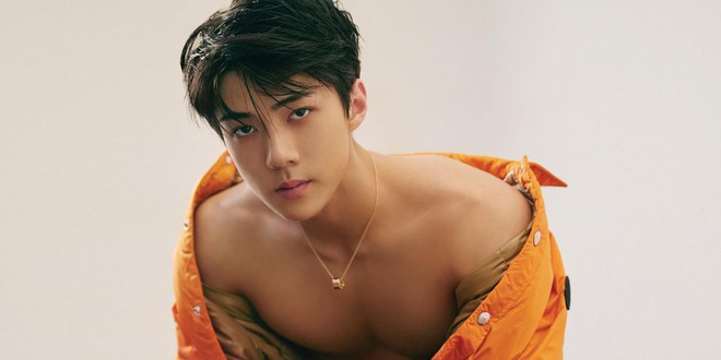 5 nam idol c&oacute; bờ vai sexy kh&oacute; cưỡng nhất Kpop: Người rộng đến 60cm, mỹ nam NCT gầy g&ograve; nhưng vai qu&aacute; đ&aacute;ng nể - Ảnh 1.