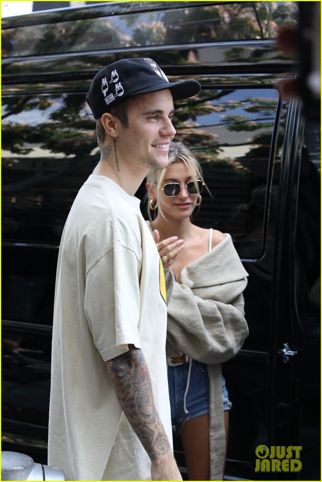 Hôm qua còn bơ phờ, nay vợ chồng Justin Bieber đã tươi tỉnh ngay được, chứng minh liên hoàn phốt chẳng nhằm nhò gì - Ảnh 1.