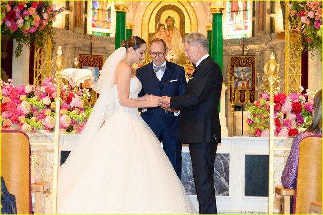 Đám cưới hot nhất Hollywood hôm nay: Cặp đôi bố con hơn kém 3 giáp lên xe hoa, nhan sắc cô dâu gây choáng - Ảnh 2.
