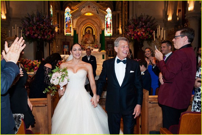Đám cưới hot nhất Hollywood hôm nay: Cặp đôi bố con hơn kém 3 giáp lên xe hoa, nhan sắc cô dâu gây choáng - Ảnh 4.