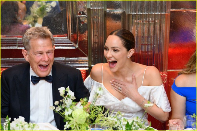 Đám cưới hot nhất Hollywood hôm nay: Cặp đôi bố con hơn kém 3 giáp lên xe hoa, nhan sắc cô dâu gây choáng - Ảnh 5.