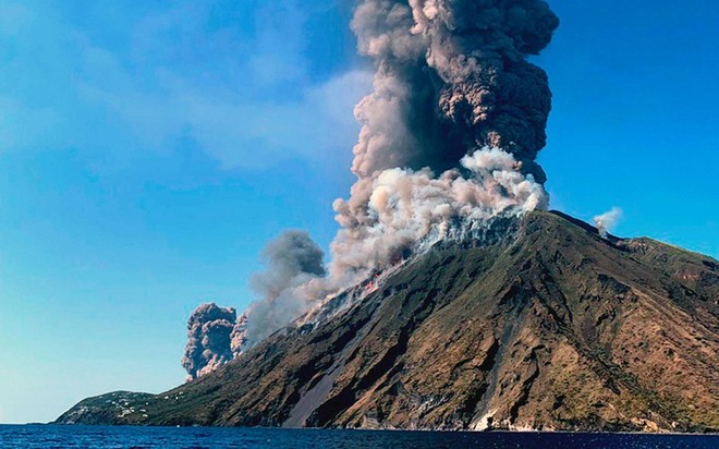 Núi lửa ở Italy phun trào, 1 khách du lịch thiệt mạng - Ảnh 1.