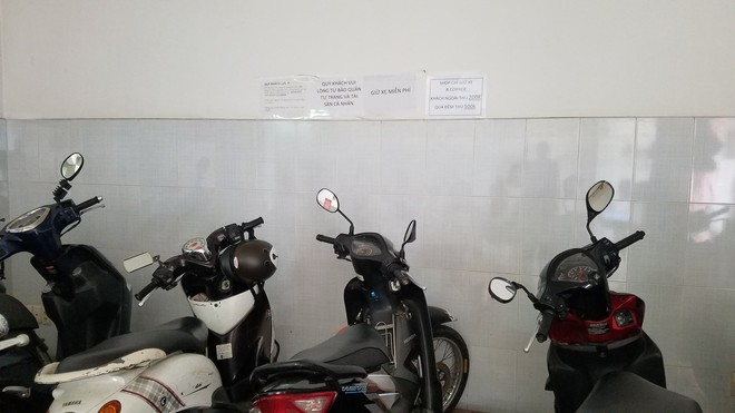 Shop đồ lưu niệm ở Sài Gòn thu phí gửi xe 200k vì khách không mua hàng: Nhân viên chứng kiến sự việc nói gì? - Ảnh 5.