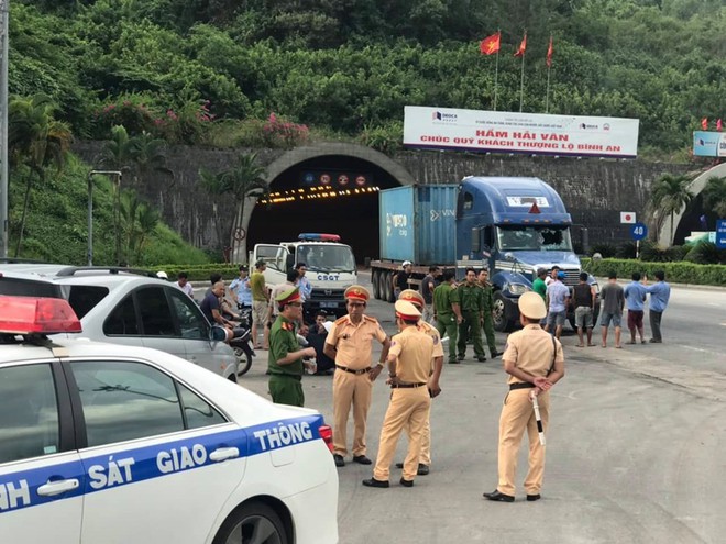 Bắt thanh ni&ecirc;n c&oacute; biểu hiện ng&aacute;o đ&aacute;, l&aacute;i &ocirc; t&ocirc; t&ocirc;ng h&agrave;ng loạt xe trong hầm Hải V&acirc;n - Ảnh 2.
