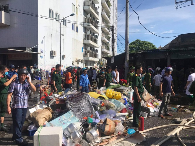 Nghệ An: Cháy chợ gần bệnh viện, nhiều bác sĩ sơ tán hàng hóa giúp tiểu thương - Ảnh 3.