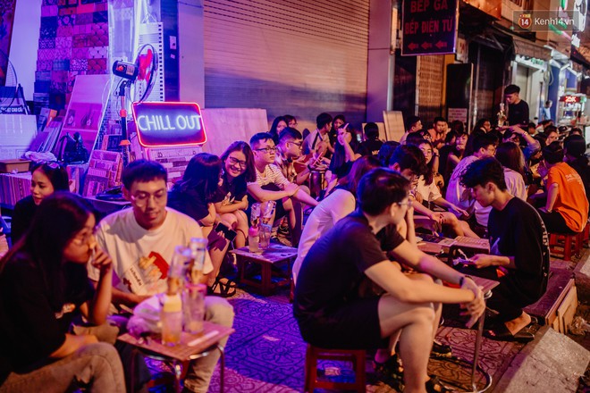 Review quán bia úp ngược đầu tiên ở Sài Gòn: Giá rẻ, nước uống “chất”, ngày thường hay cuối tuần gì cũng đông như Bùi Viện - Ảnh 3.