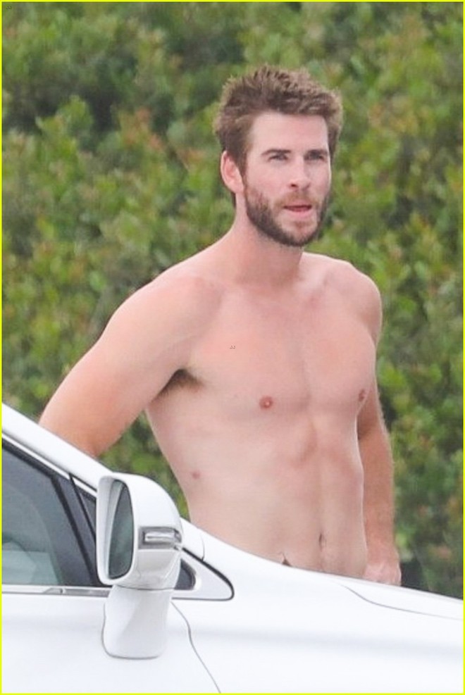 Liam Hemsworth ung dung lộ diện 1 mình giữa tin đồn lục đục với Miley, thân hình kém chuẩn hơn xưa gây chú ý lớn - Ảnh 1.