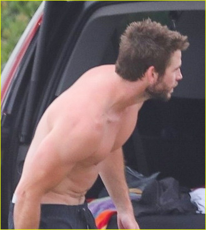 Liam Hemsworth ung dung lộ diện 1 mình giữa tin đồn lục đục với Miley, thân hình kém chuẩn hơn xưa gây chú ý lớn - Ảnh 5.