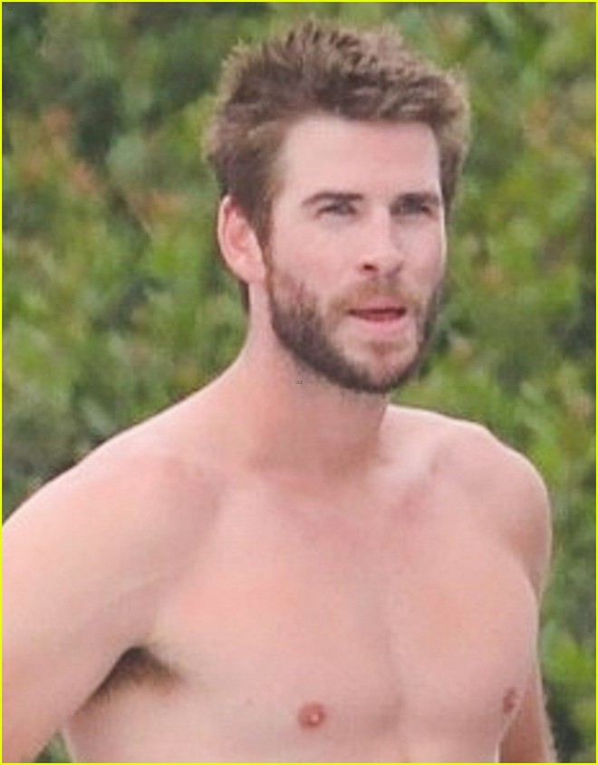 Liam Hemsworth ung dung lộ diện 1 mình giữa tin đồn lục đục với Miley, thân hình kém chuẩn hơn xưa gây chú ý lớn - Ảnh 4.