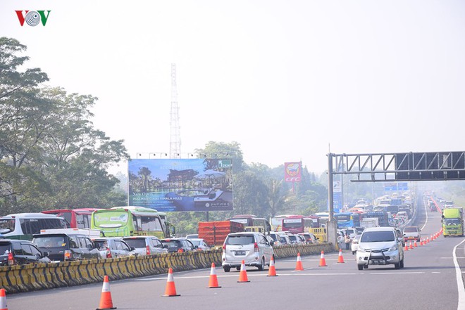 Báo động ô nhiễm không khí, Jakarta (Indonesia) sẽ làm mưa nhân tạo - Ảnh 1.