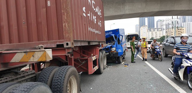 Hà Nội: Xe thư báo đâm vào đuôi xe container, một người tử vong - Ảnh 1.