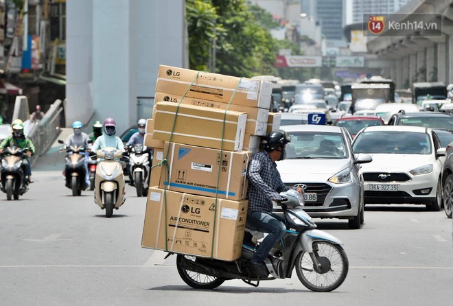 Hà Nội: Dòng phương tiện nhích từng chút một giữa trưa nắng nóng tại giao lộ 4 tầng Nguyễn Trãi - Ảnh 10.