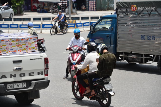 Hà Nội: Dòng phương tiện nhích từng chút một giữa trưa nắng nóng tại giao lộ 4 tầng Nguyễn Trãi - Ảnh 6.