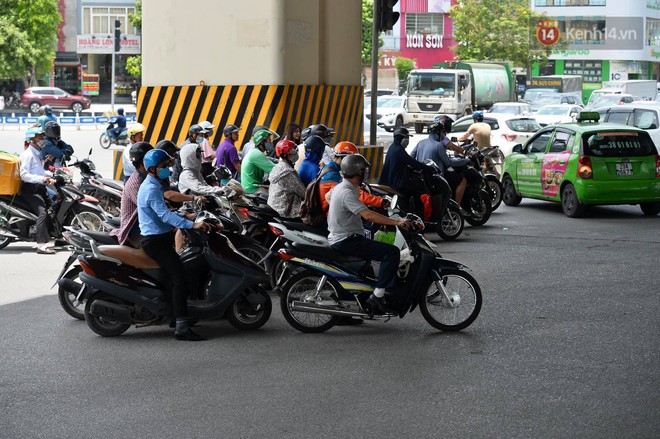 Hà Nội: Dòng phương tiện nhích từng chút một giữa trưa nắng nóng tại giao lộ 4 tầng Nguyễn Trãi - Ảnh 7.